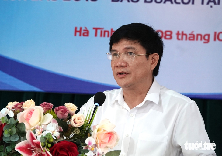 Giúp người dân lợp nhà sau bão bằng những suất quà nghĩa tình của tuổi trẻ TP.HCM - Ảnh 4.