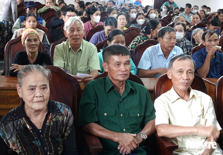 Giúp người dân lợp nhà sau bão bằng những suất quà nghĩa tình của tuổi trẻ TP.HCM - Ảnh 6.