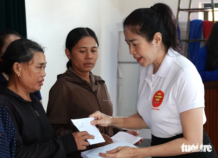 Giúp người dân lợp nhà sau bão bằng những suất quà nghĩa tình của tuổi trẻ TP.HCM - Ảnh 5.