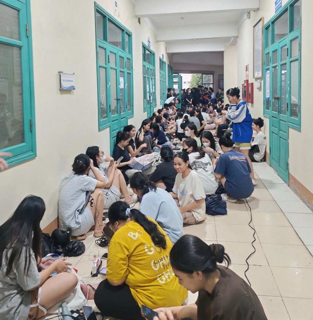 Thái Nguyên: Sinh viên ngồi nóc nhà kêu cứu khẩn cấp - 2