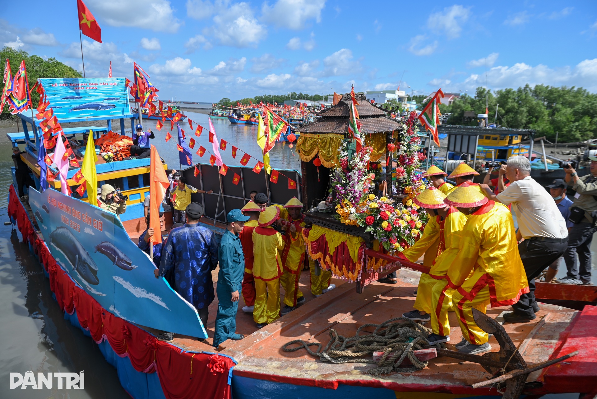Cần Giờ rộn ràng Lễ hội Nghinh Ông, hàng trăm ngư dân ra khơi cầu bình an - 3