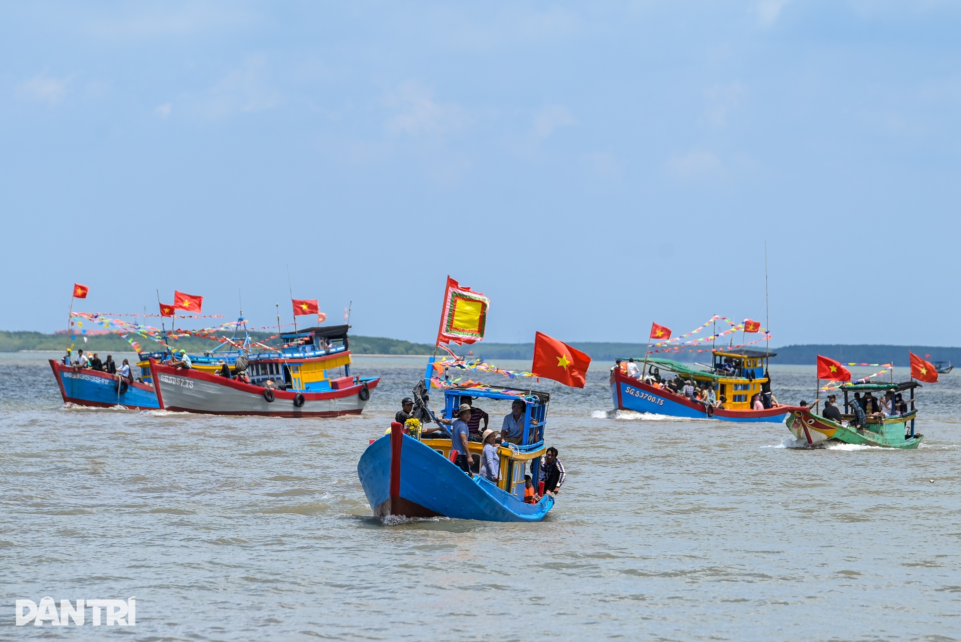 Cần Giờ rộn ràng Lễ hội Nghinh Ông, hàng trăm ngư dân ra khơi cầu bình an - 2