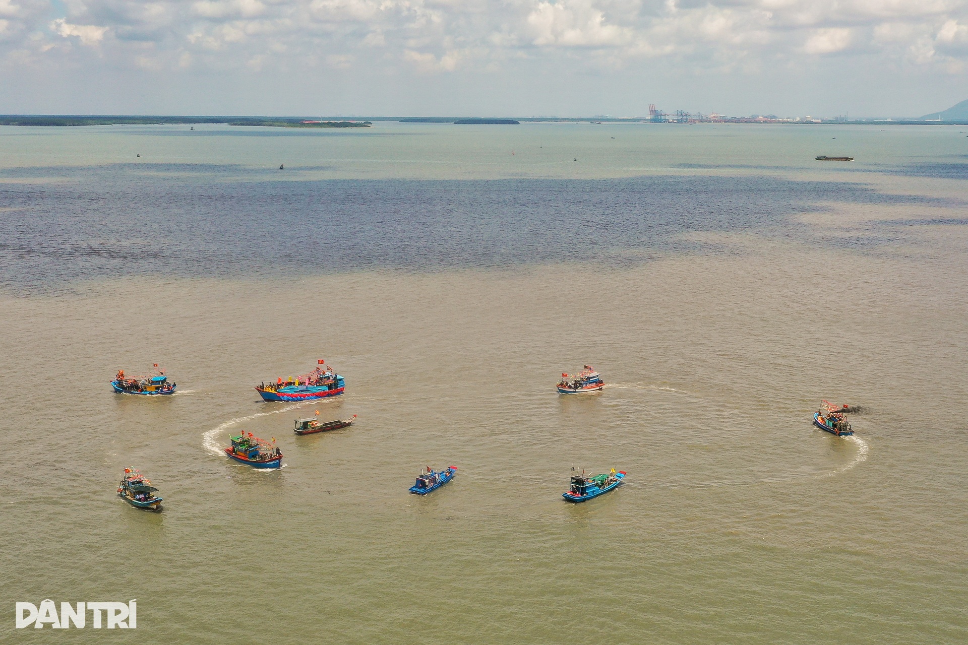 Cần Giờ rộn ràng Lễ hội Nghinh Ông, hàng trăm ngư dân ra khơi cầu bình an - 4