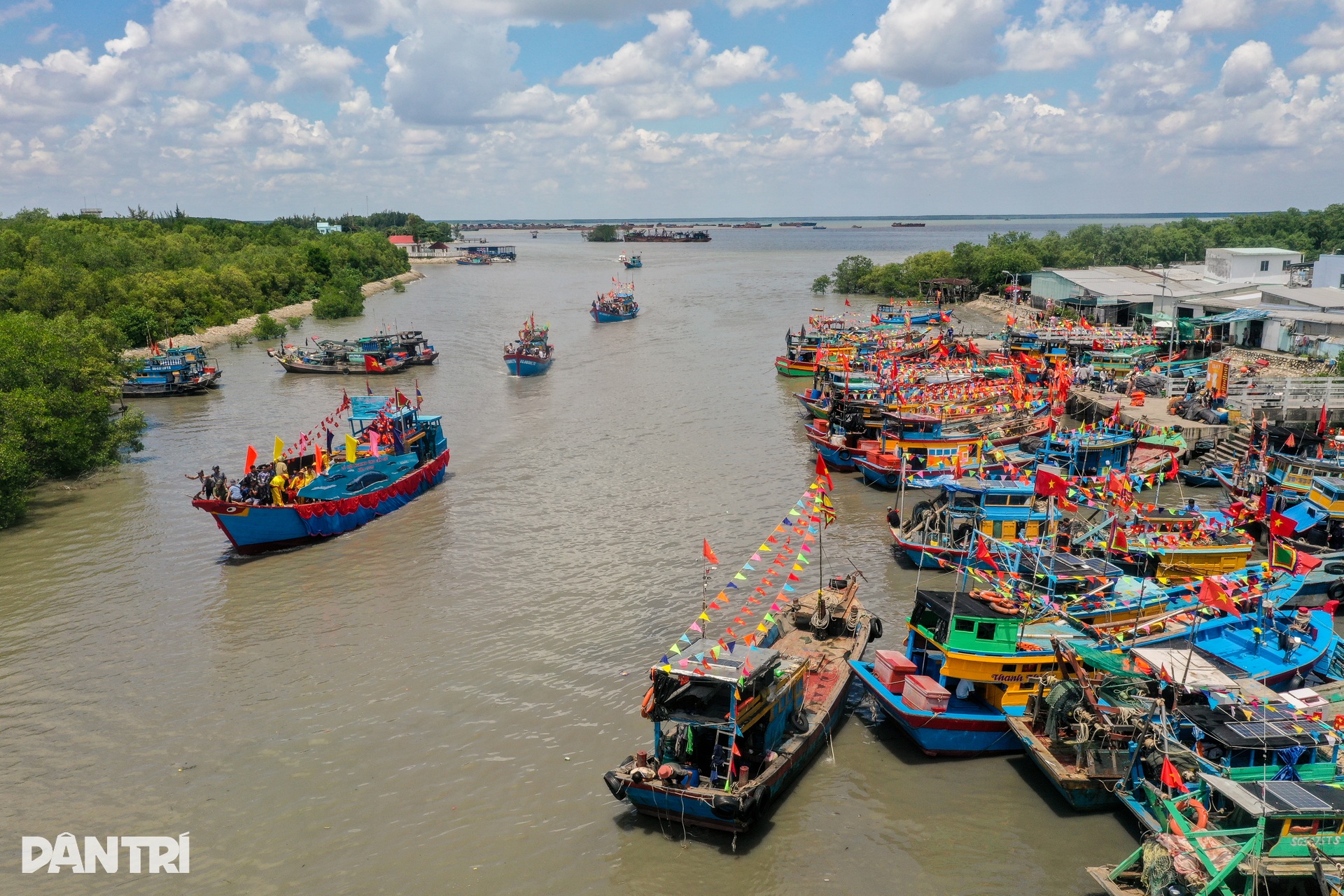 Cần Giờ rộn ràng Lễ hội Nghinh Ông, hàng trăm ngư dân ra khơi cầu bình an - 8