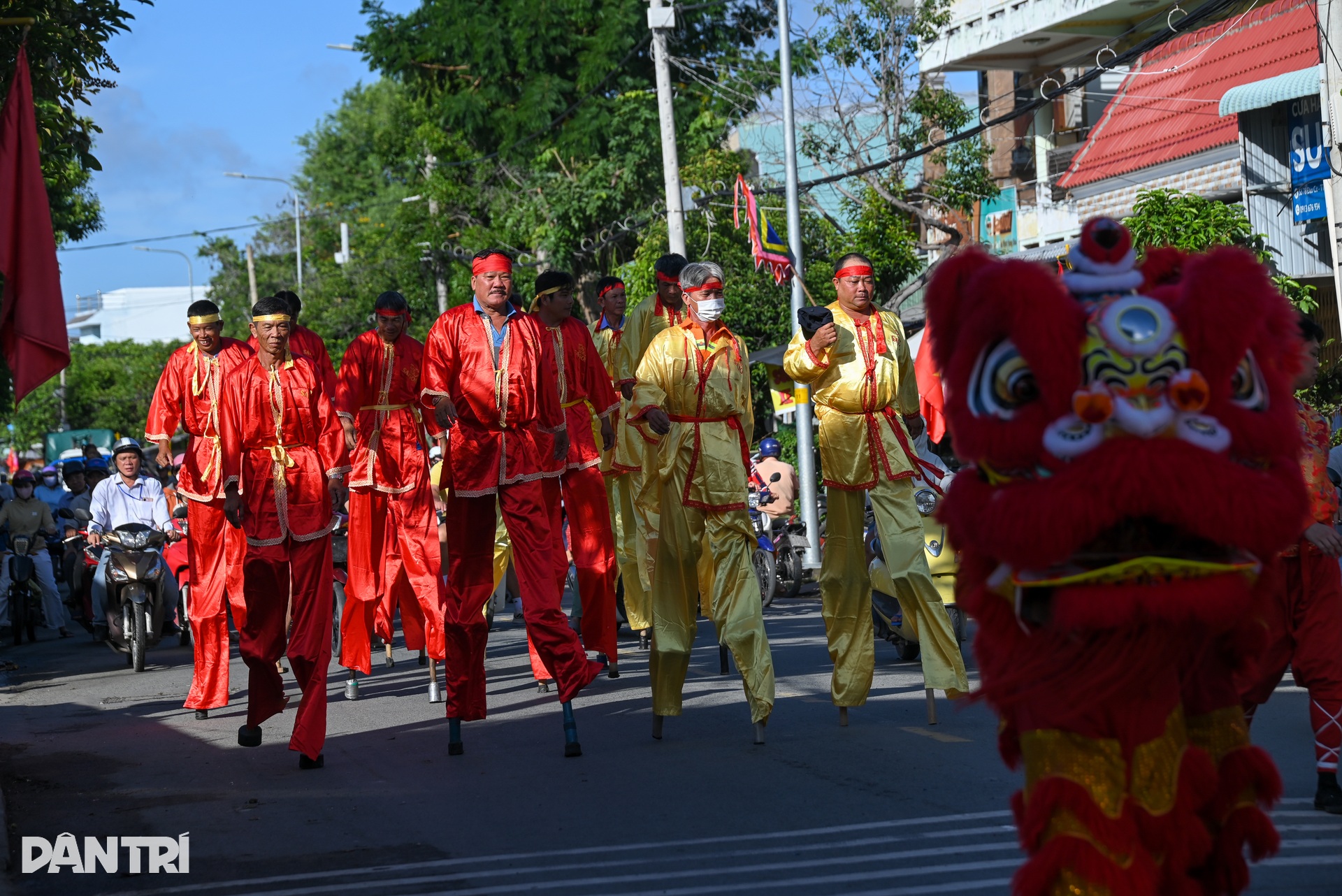 Cần Giờ rộn ràng Lễ hội Nghinh Ông, hàng trăm ngư dân ra khơi cầu bình an - 10