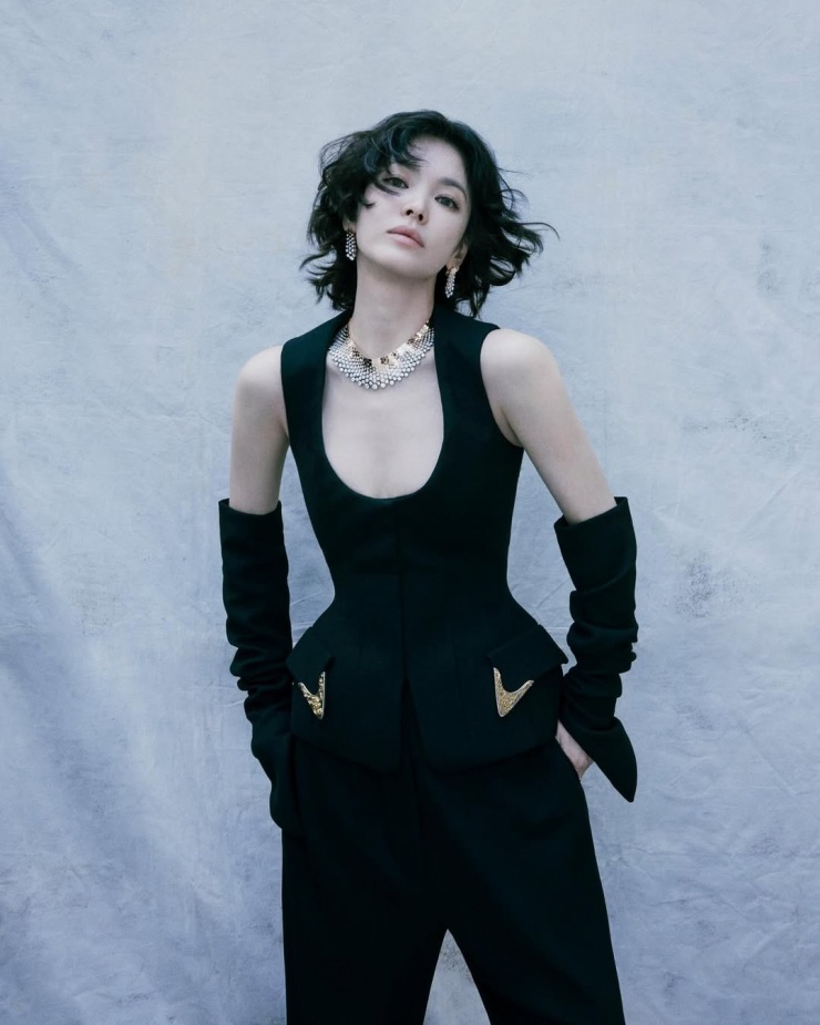 Theo Chosun Biz, mái tóc uốn gợn sóng giúp Song Hye Kyo toát lên vẻ quyến rũ. Diễn viên diện set đồ từ nhà mốt Fendi với phom chiết eo, làm nổi bật bờ vai và đường cong cơ thể. Điểm nhấn nằm ở chiếc vòng cổ và hoa tai ánh kim.