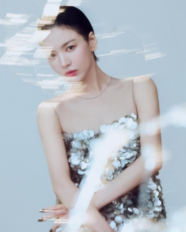 Theo News1, diễn viên toát lên vẻ thanh thoát với váy quây đính hoa ánh bạc, tóc chải gọn ra sau và lớp trang điểm tông hồng làm tôn đường nét gương mặt.
