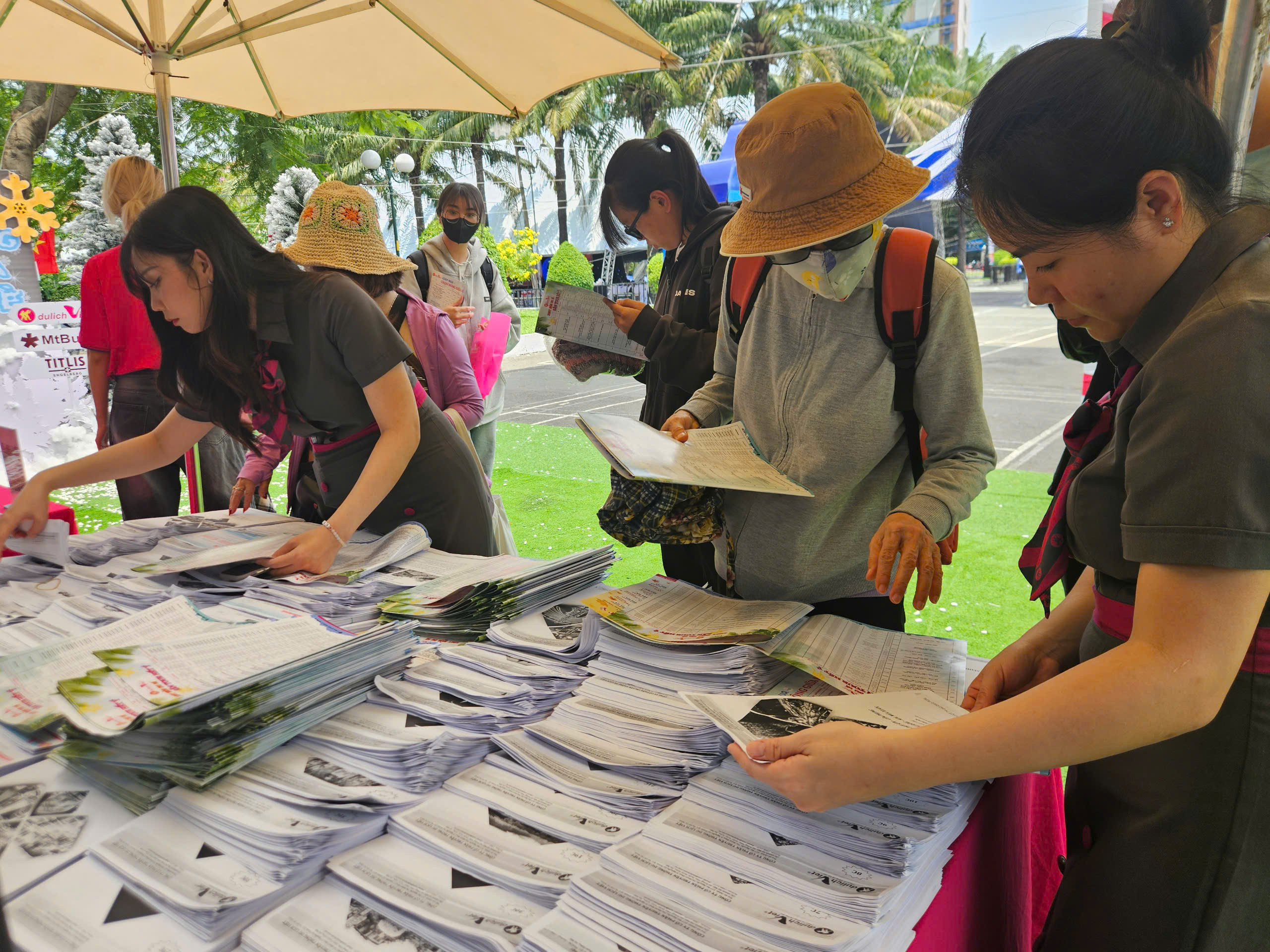 Xuyên trưa đội nắng đi mua tour giảm giá tại ngày hội du lịch TP HCM- Ảnh 3.