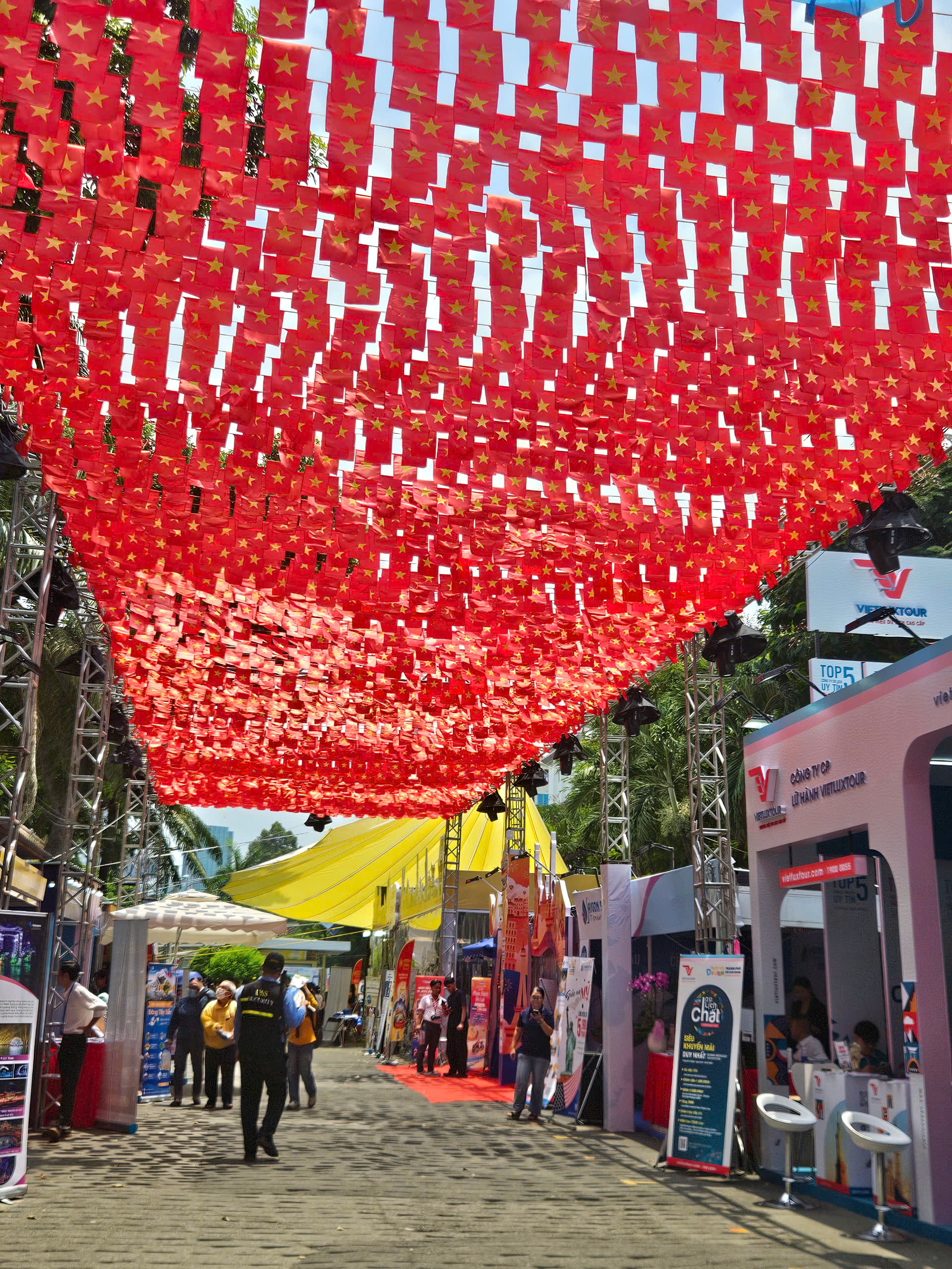 Xuyên trưa đội nắng đi mua tour giảm giá tại ngày hội du lịch TP HCM- Ảnh 7.