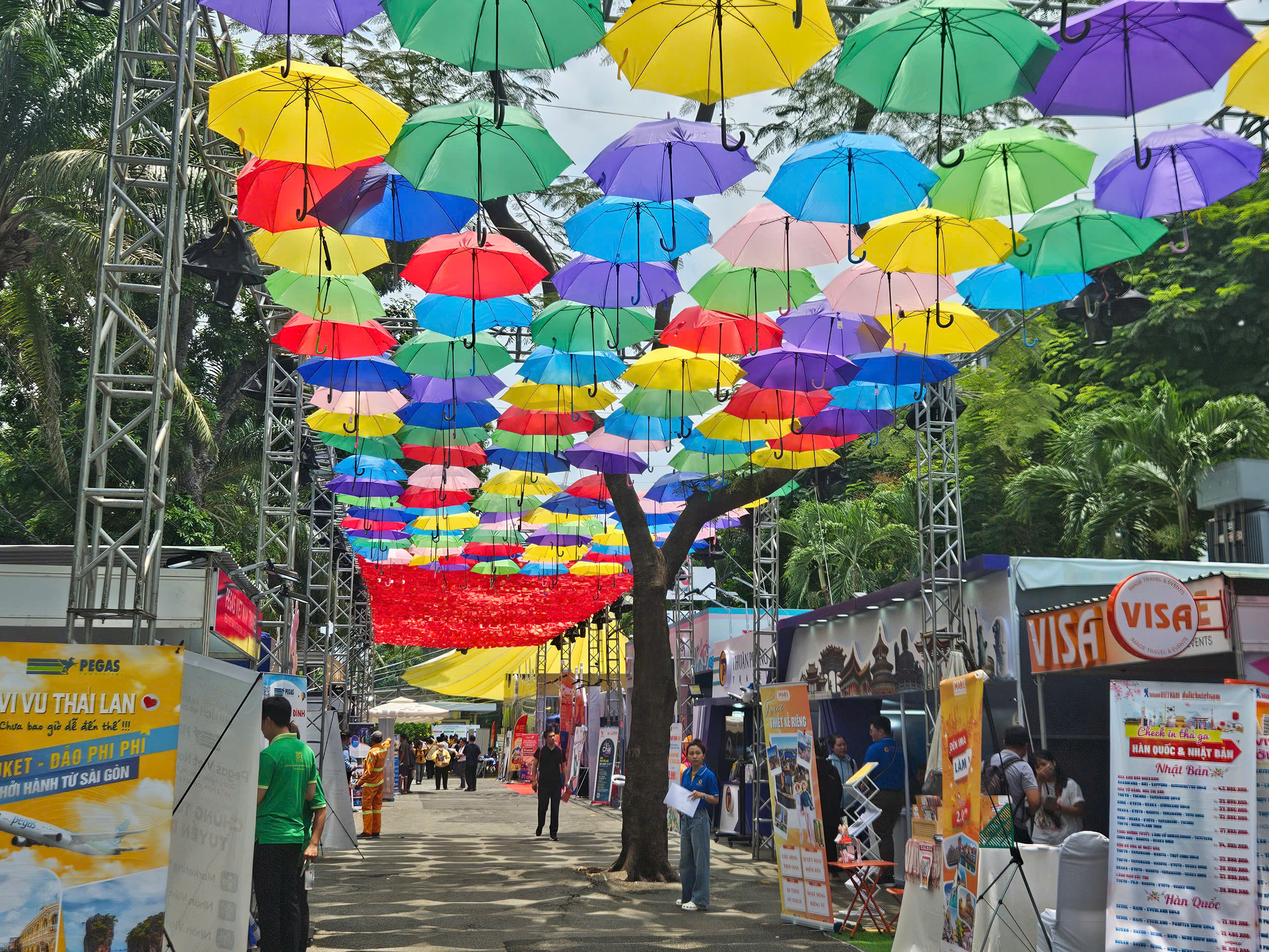 Xuyên trưa đội nắng đi mua tour giảm giá tại ngày hội du lịch TP HCM- Ảnh 8.