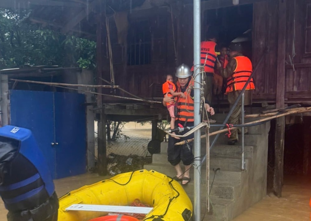 Nước lũ dâng mênh mông, người dân Thái Nguyên leo mái nhà, lên mạng kêu cứu - 4