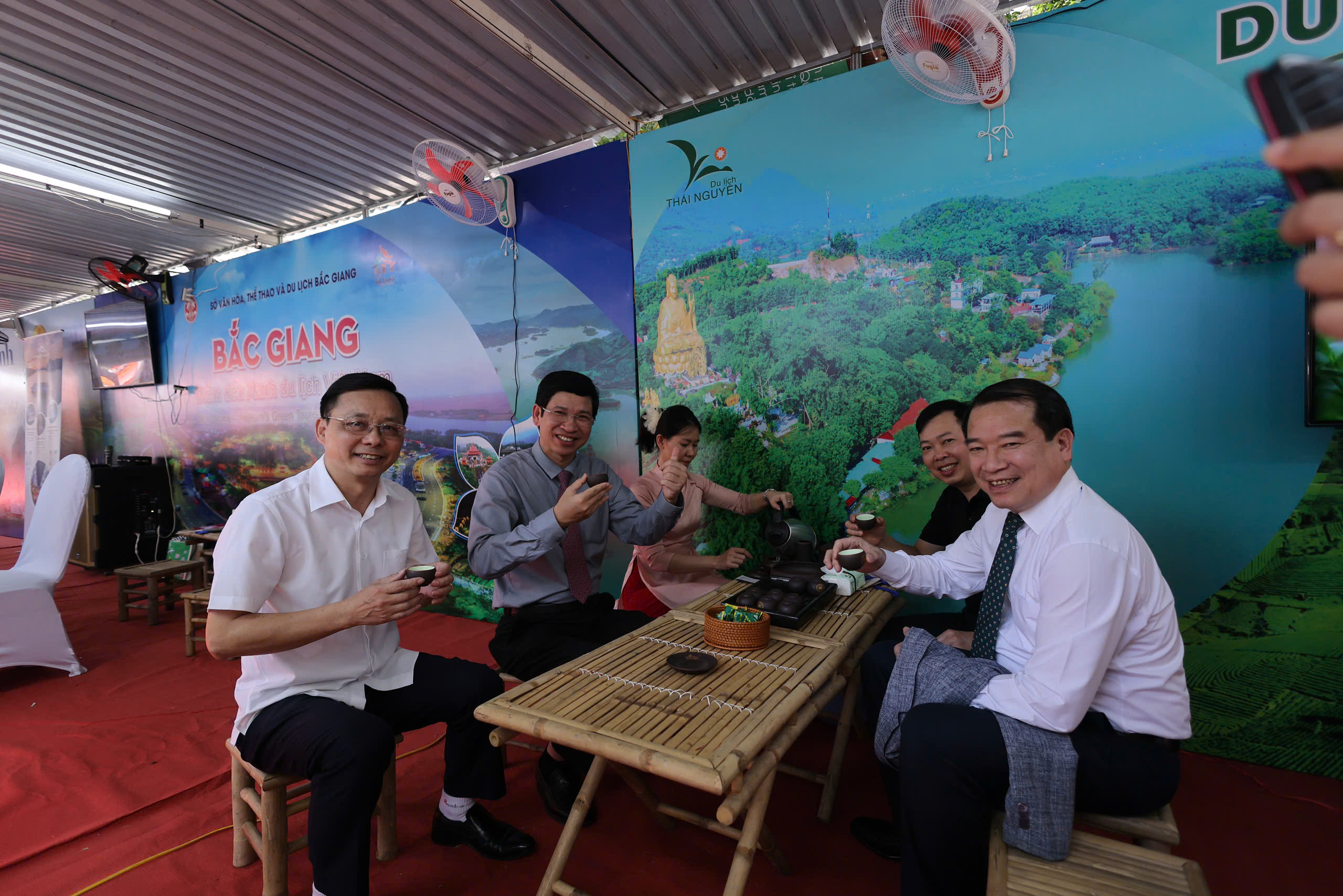 Cuối tuần săn tour giảm giá 