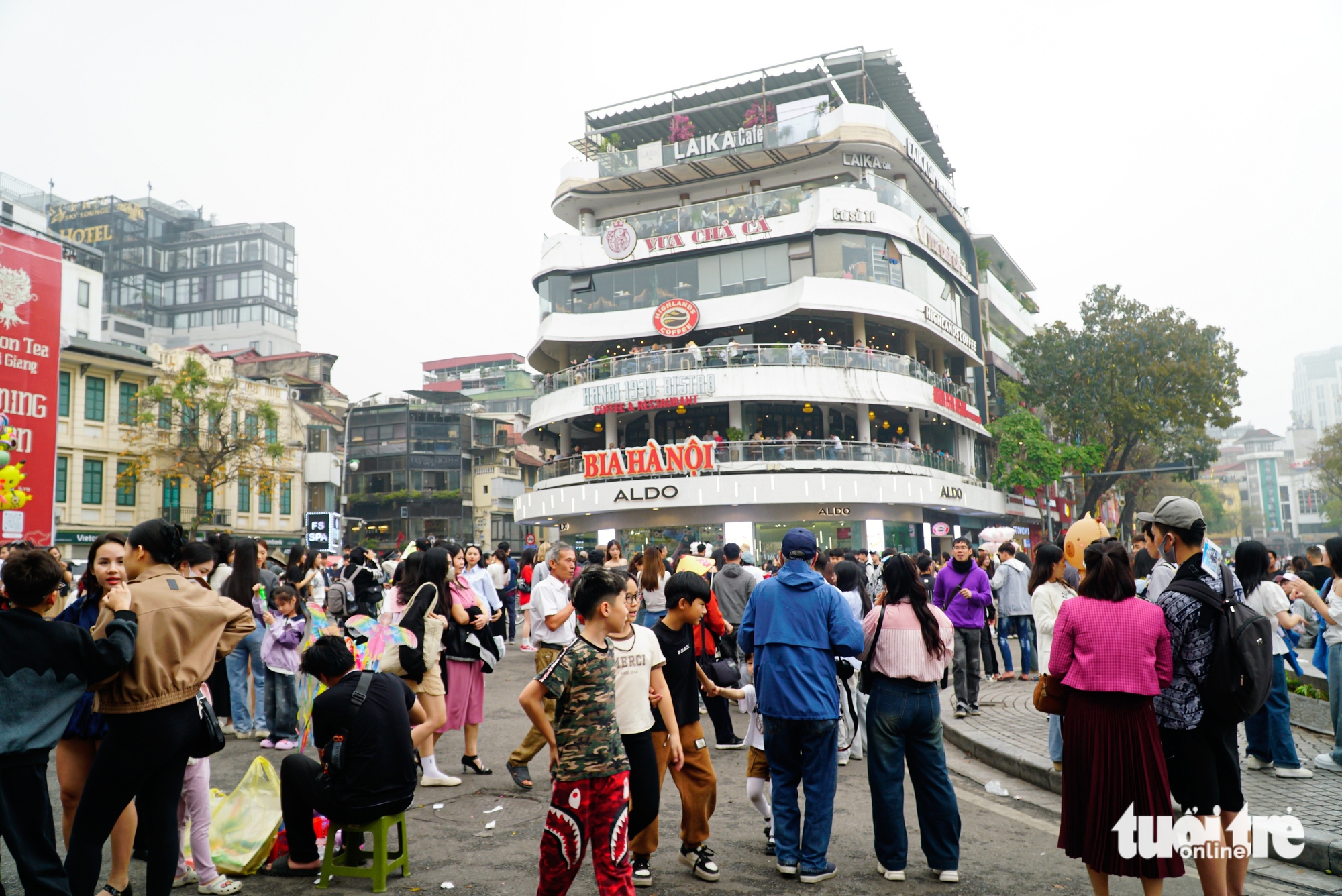 Trend check-in Hàm cá mập chưa hết hot, ngưng mưa lại thi nhau chụp hình - Ảnh 6.