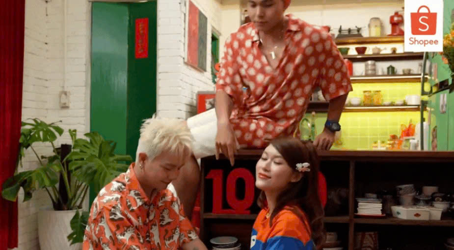  
Những màn tiểu phẩm, pha tung hứng và những tình huống “dở khóc dở cười” được hé lộ trong trailer, đôi lúc khiến chính Jun Phạm cũng phải “bùng nổ” trước độ “chí chóe” của cặp chị em. - Tin sao Viet - Tin tuc sao Viet - Scandal sao Viet - Tin tuc cua Sao - Tin cua Sao