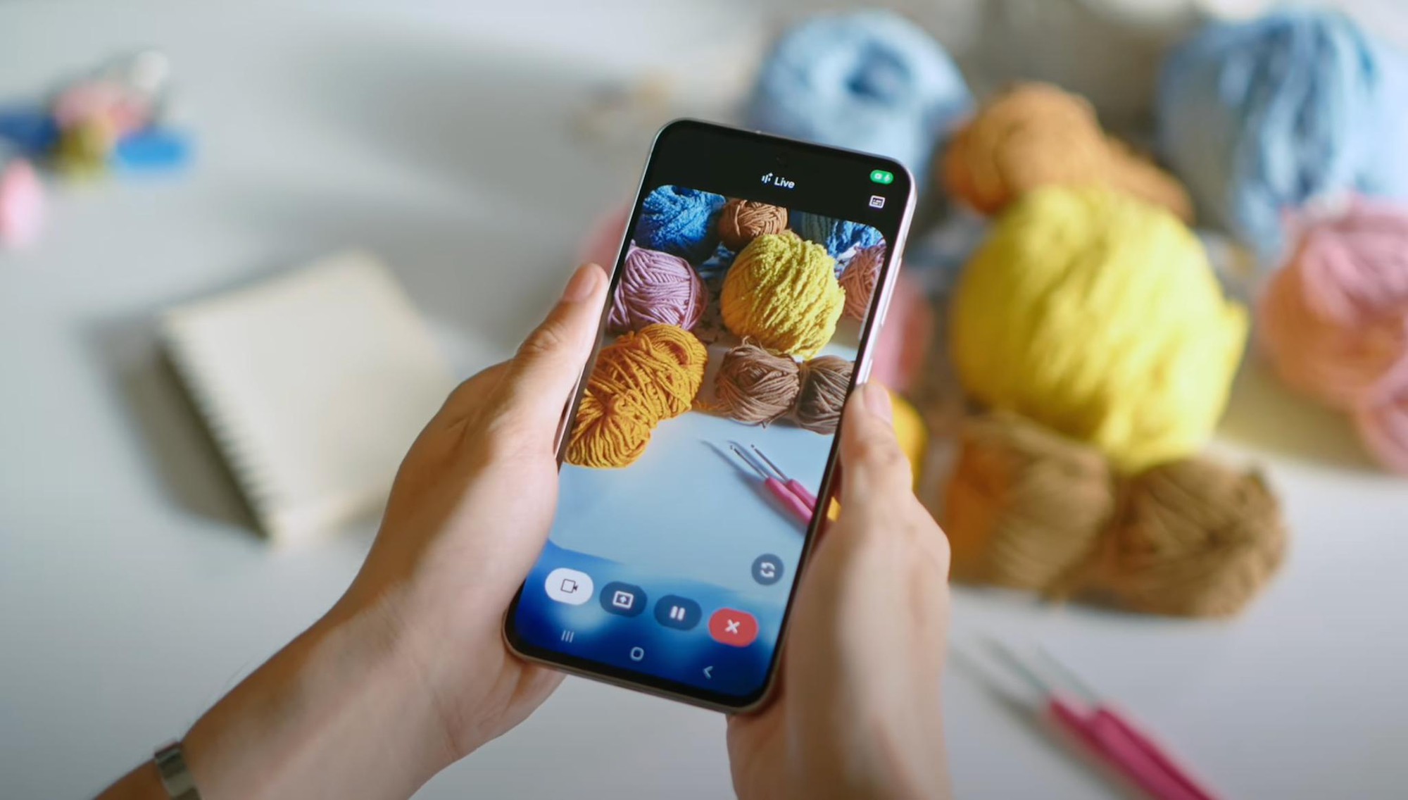 Hết làm ảo thuật, HIEUTHUHAI lại trổ tài đan móc khoá tặng SUNDAYs- Ảnh 2.