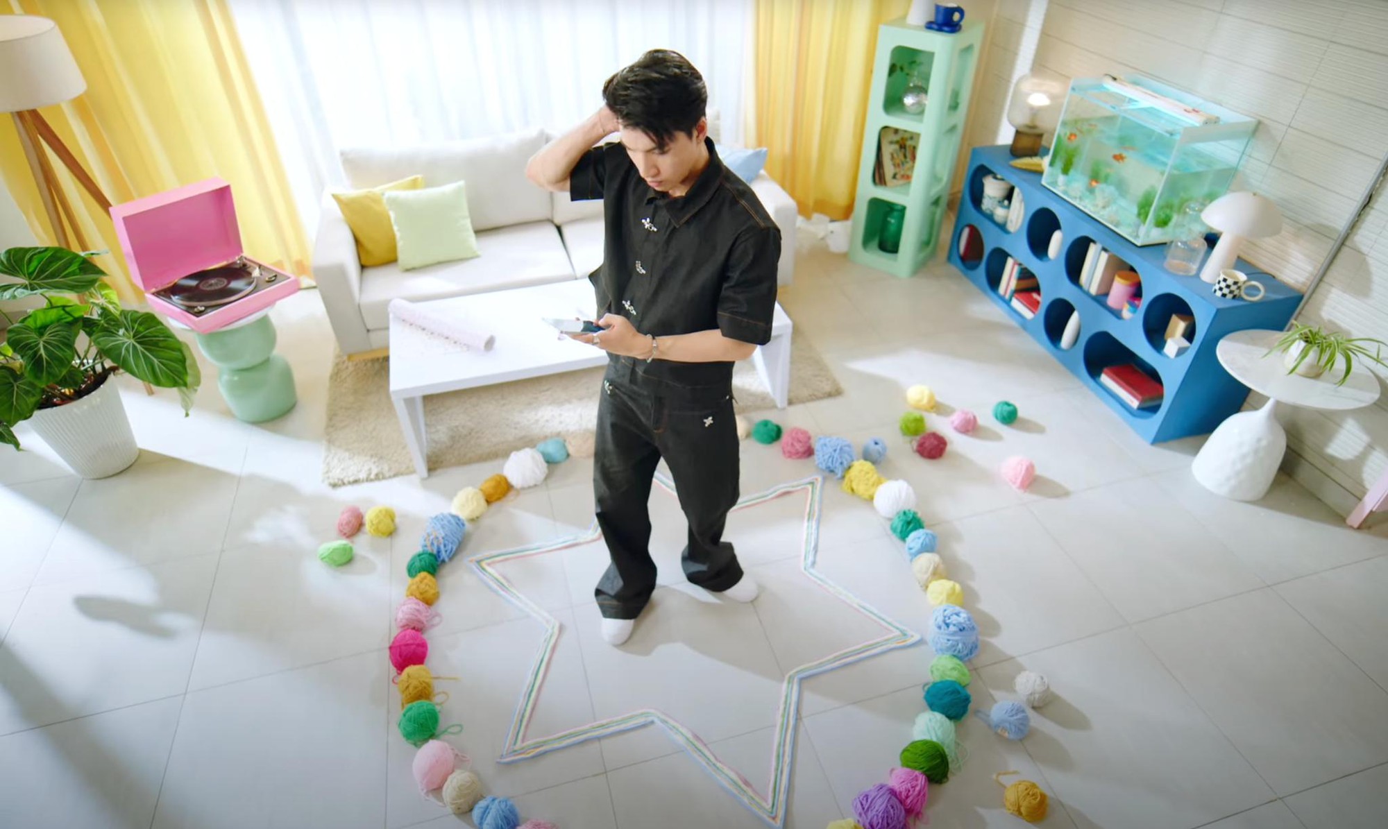 Hết làm ảo thuật, HIEUTHUHAI lại trổ tài đan móc khoá tặng SUNDAYs- Ảnh 3.