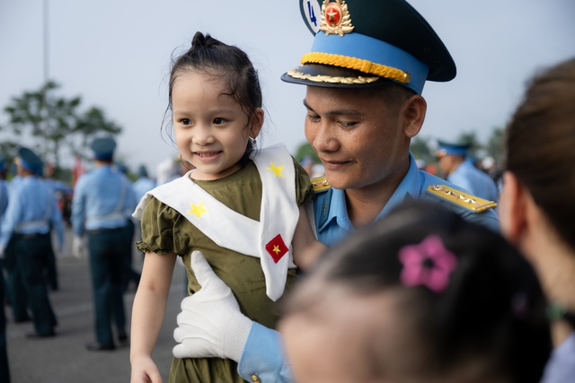 Những khoảnh khắc đẹp nhất trong buổi hợp luyện diễu binh sáng 9/7: Một cô gái được các chiến sĩ mừng sinh nhật theo cách đặc biệt!- Ảnh 32.