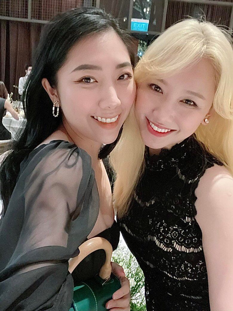 Hari Won chụp ảnh cùng Huỳnh Mi - em gái lớn của Trấn Thành.