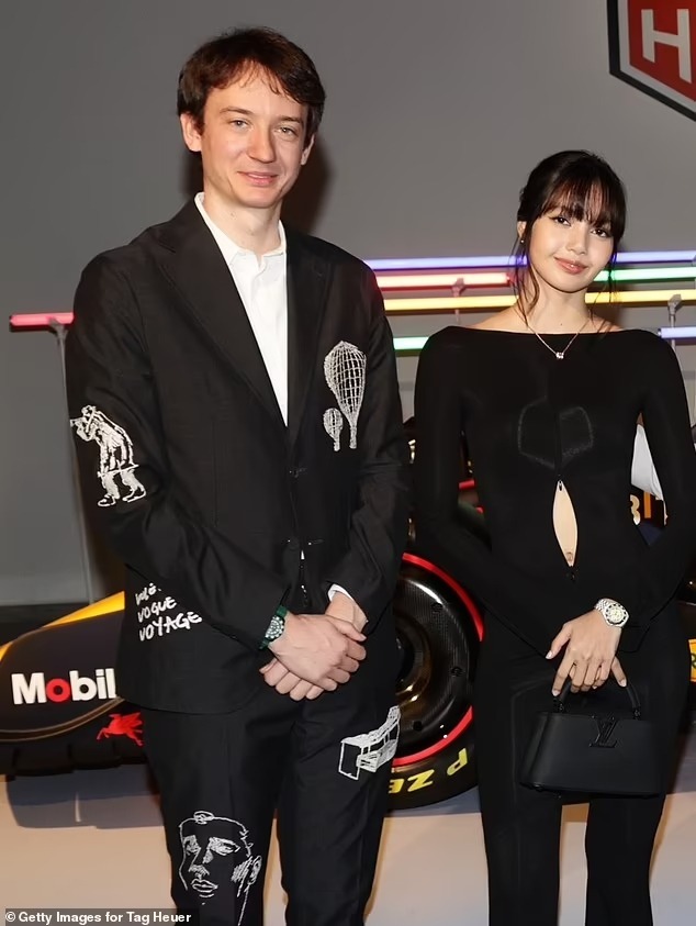 Lisa (BLACKPINK) bất ngờ bị “tóm” hẹn hò trai lạ ở Singapore- Ảnh 8.