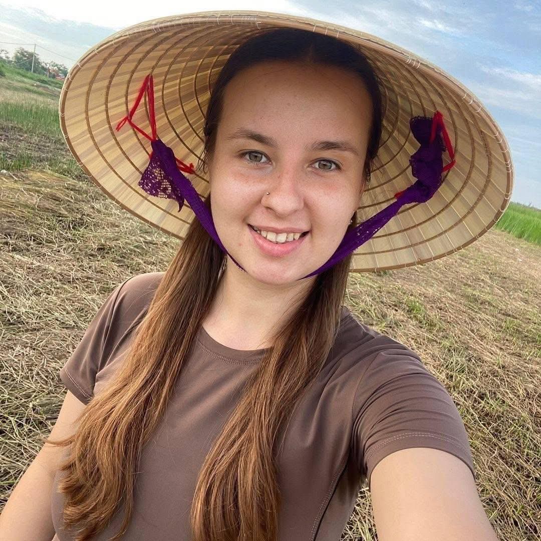 Chồng Thanh Hoá 10 điểm may mắn: Vợ Ukraine lột xác "thành tiên" sau 2 lần sinh nở, xin iPhone 17 "trộm vía" chồng không cho - Ảnh 4. Chồng Thanh Hoá 10 điểm may mắn: Vợ Ukraine lột xác "thành tiên" sau 2 lần sinh nở, xin iPhone 17 "trộm vía" chồng không cho - Ảnh 4.