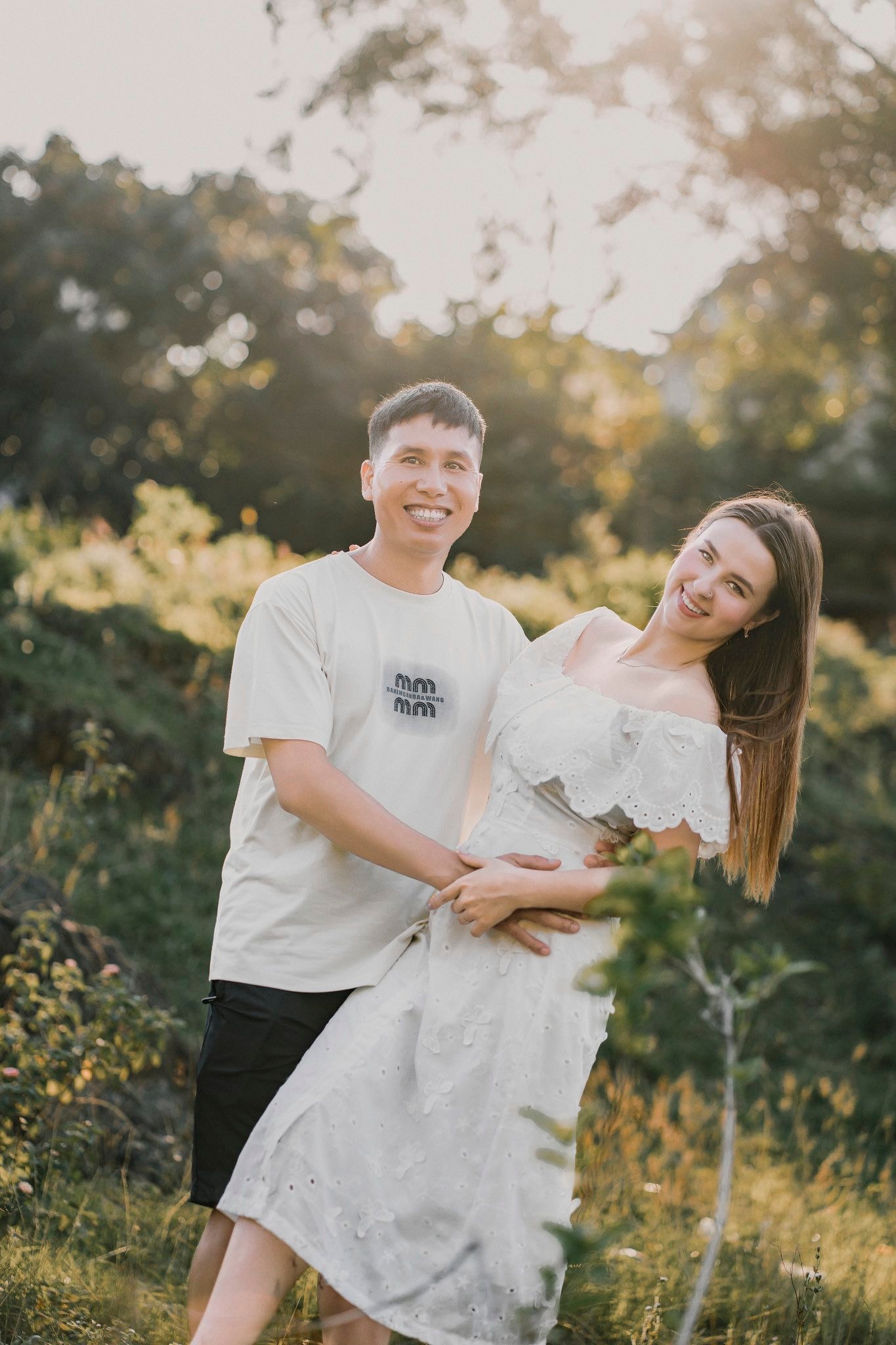 Chồng Thanh Hoá 10 điểm may mắn: Vợ Ukraine lột xác "thành tiên" sau 2 lần sinh nở, xin iPhone 17 "trộm vía" chồng không cho - Ảnh 8. Chồng Thanh Hoá 10 điểm may mắn: Vợ Ukraine lột xác "thành tiên" sau 2 lần sinh nở, xin iPhone 17 "trộm vía" chồng không cho - Ảnh 8.