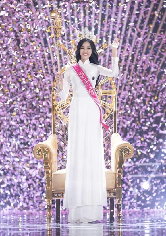 Thời điểm mới đăng quang, người đẹp cũng để tóc dài thướt tha.