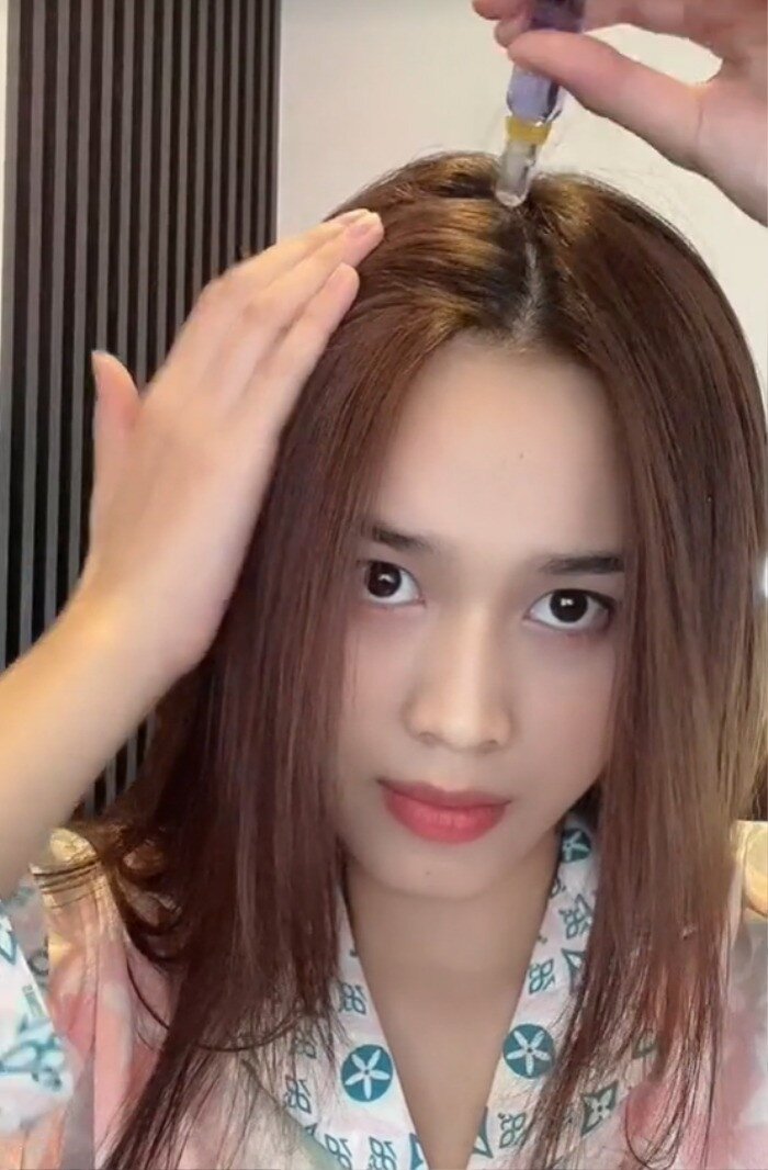 Người đẹp không quên sử dụng các tinh chất dưỡng da đầu.