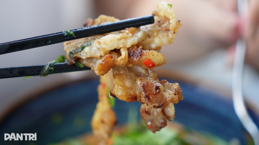 Tô bún thịt nướng giá gần nửa triệu đồng ở TPHCM: Đáng thử hay quá đắt? - 2