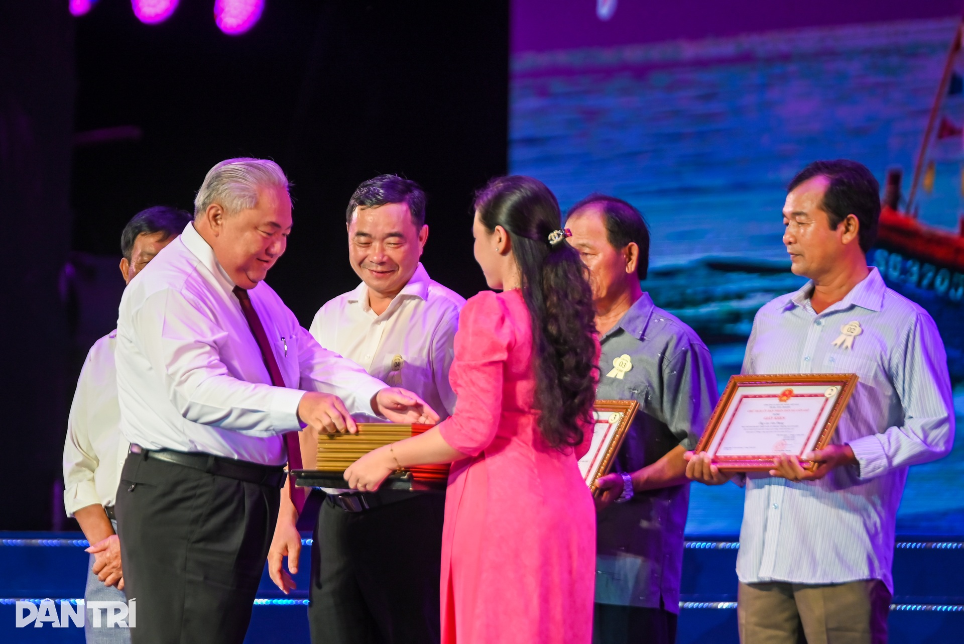  Rực rỡ đêm khai mạc Lễ hội Nghinh Ông Cần Giờ 2025 - 9