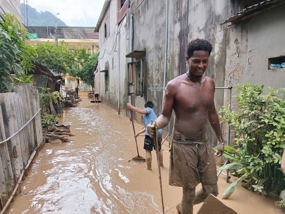 Nhóm khách Tây giúp cả xóm ở Hà Giang dọn nhà, quét bùn đất tới 4h sáng - 2