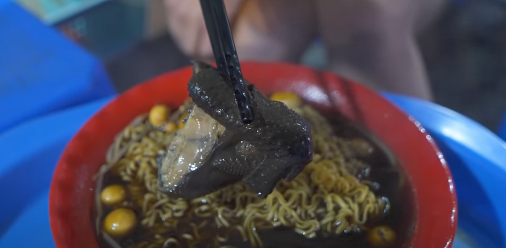Khách Tây tò mò với bát mì lạ có thịt và nước dùng màu đen tại Hà Nội - 3