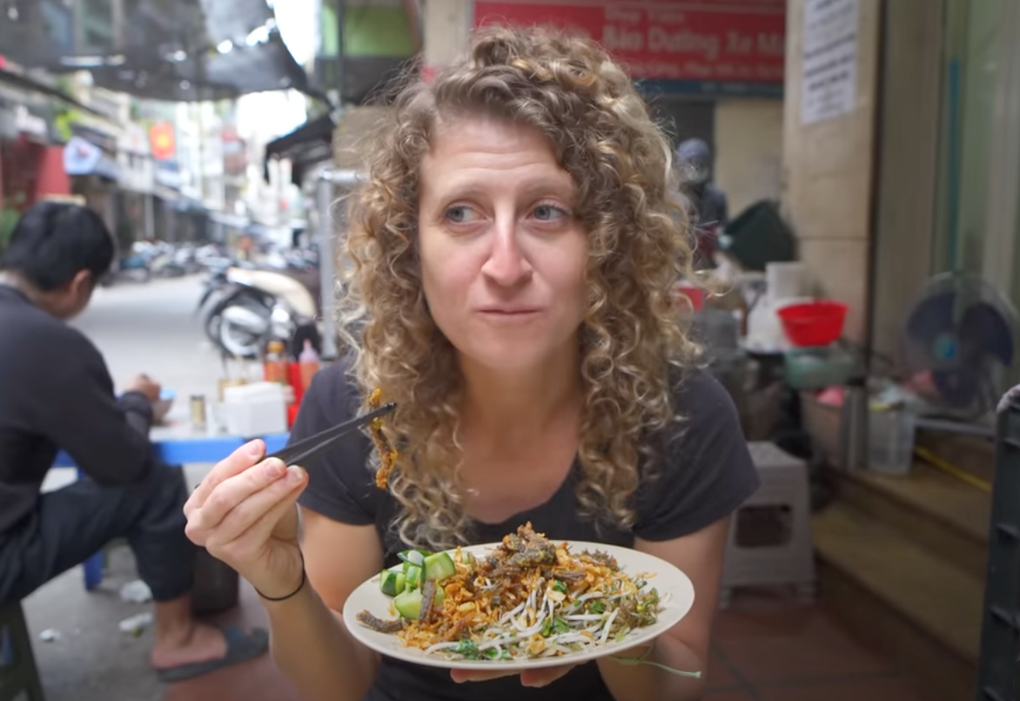 Khách Tây tò mò với bát mì lạ có thịt và nước dùng màu đen tại Hà Nội - 4