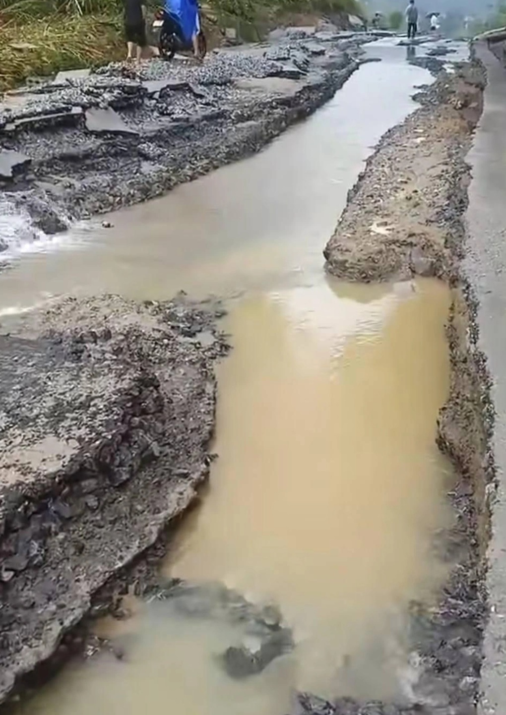 Bão Matmo tăng tốc, du khách cân nhắc khi đi Sa Pa, Mù Cang Chải, Mộc Châu - 3