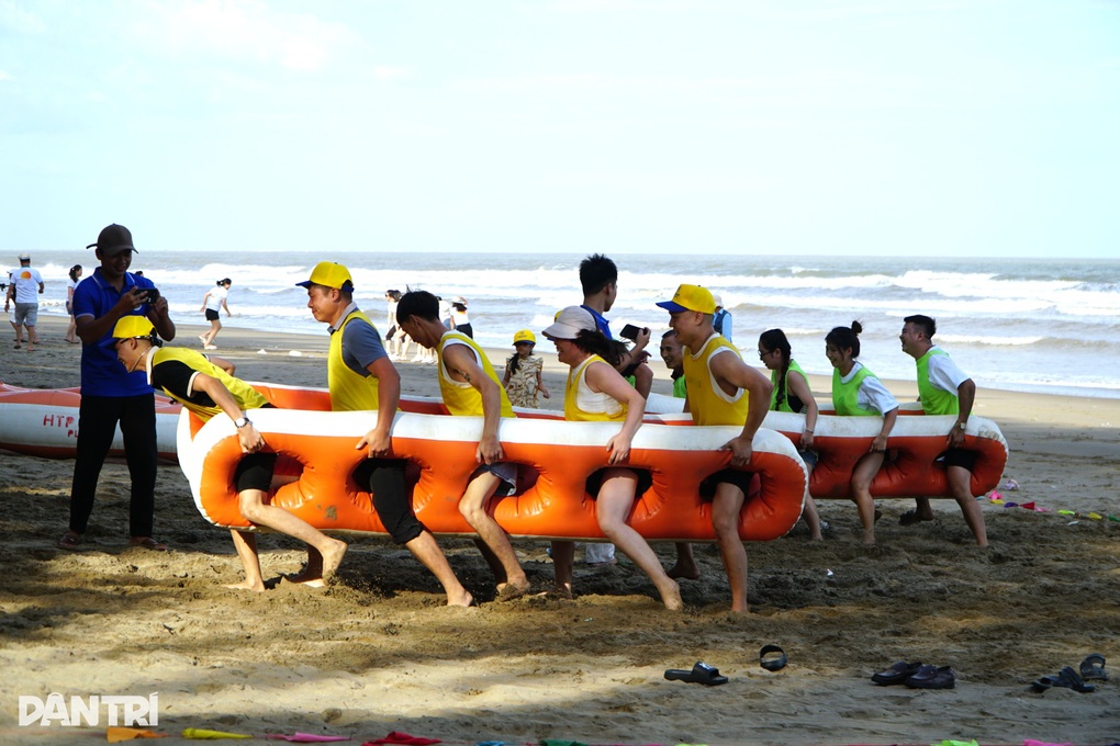 Du khách tắm biển Sầm Sơn trước giờ bão Bualoi đổ bộ đất liền - 2