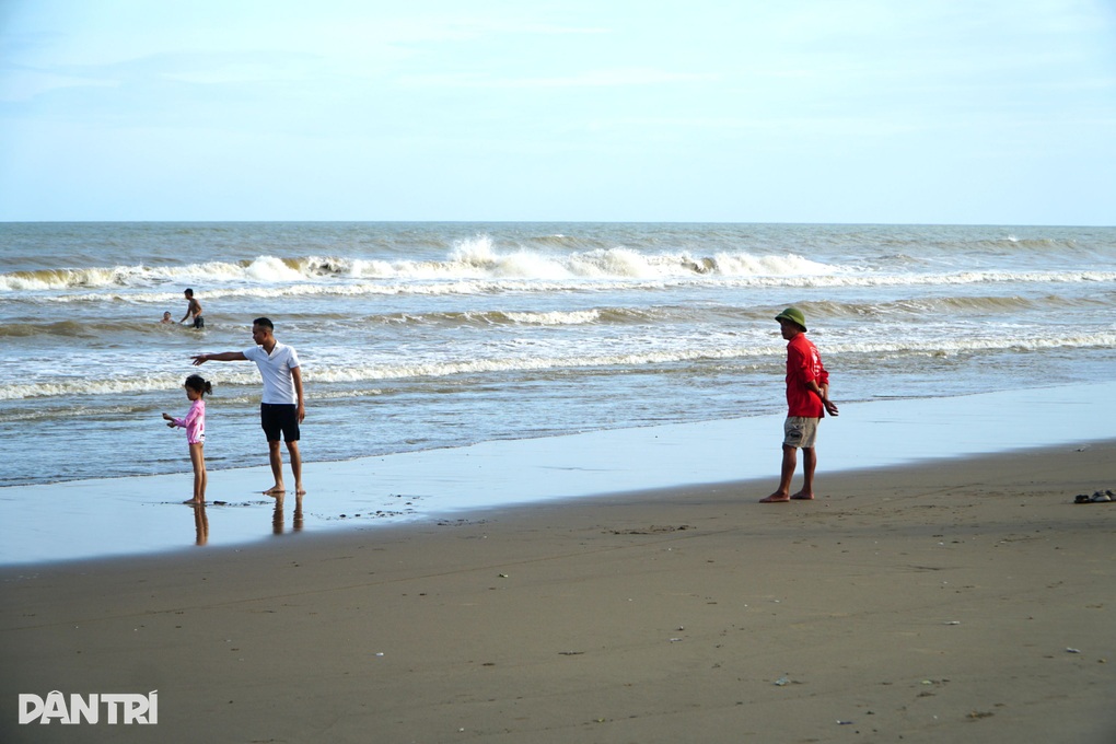 Du khách tắm biển Sầm Sơn trước giờ bão Bualoi đổ bộ đất liền - 3