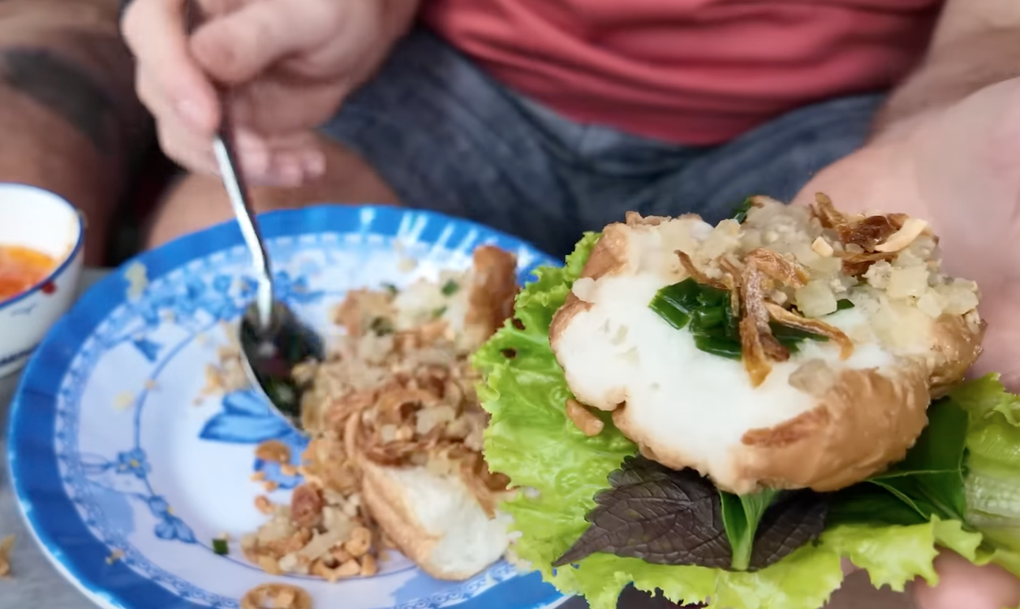 Món bánh mì hấp gây tranh cãi ở TPHCM khiến khách Mỹ ngỡ ngàng - 2