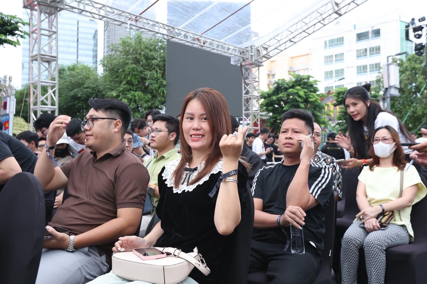 Sự kiện giao iPhone mới lớn bậc nhất Việt Nam: Nụ cười của những chủ nhân đầu tiên- Ảnh 2. Sự kiện giao iPhone mới lớn bậc nhất Việt Nam: Nụ cười của những chủ nhân đầu tiên- Ảnh 2.