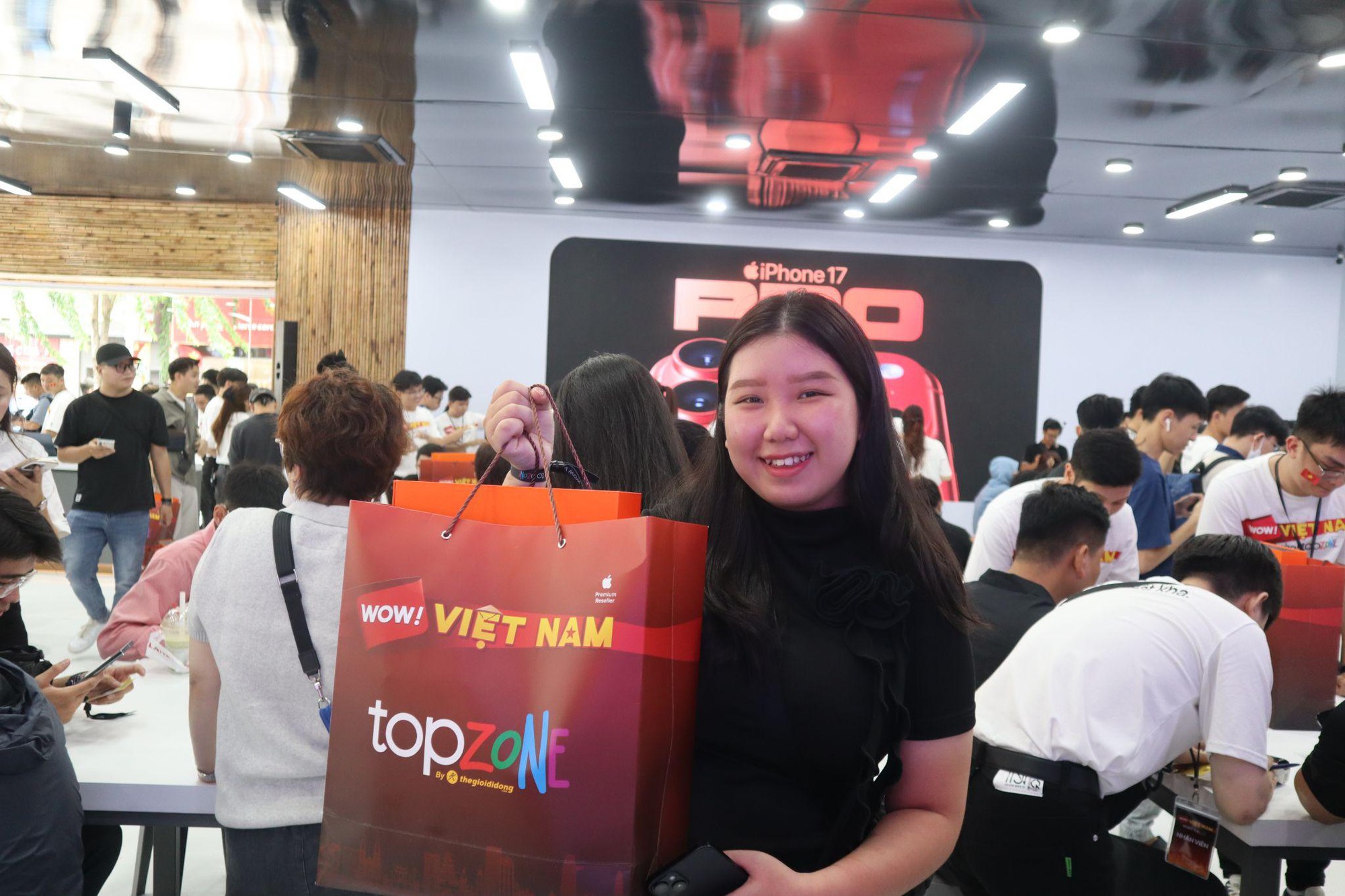 Sự kiện giao iPhone mới lớn bậc nhất Việt Nam: Nụ cười của những chủ nhân đầu tiên- Ảnh 3. Sự kiện giao iPhone mới lớn bậc nhất Việt Nam: Nụ cười của những chủ nhân đầu tiên- Ảnh 3.