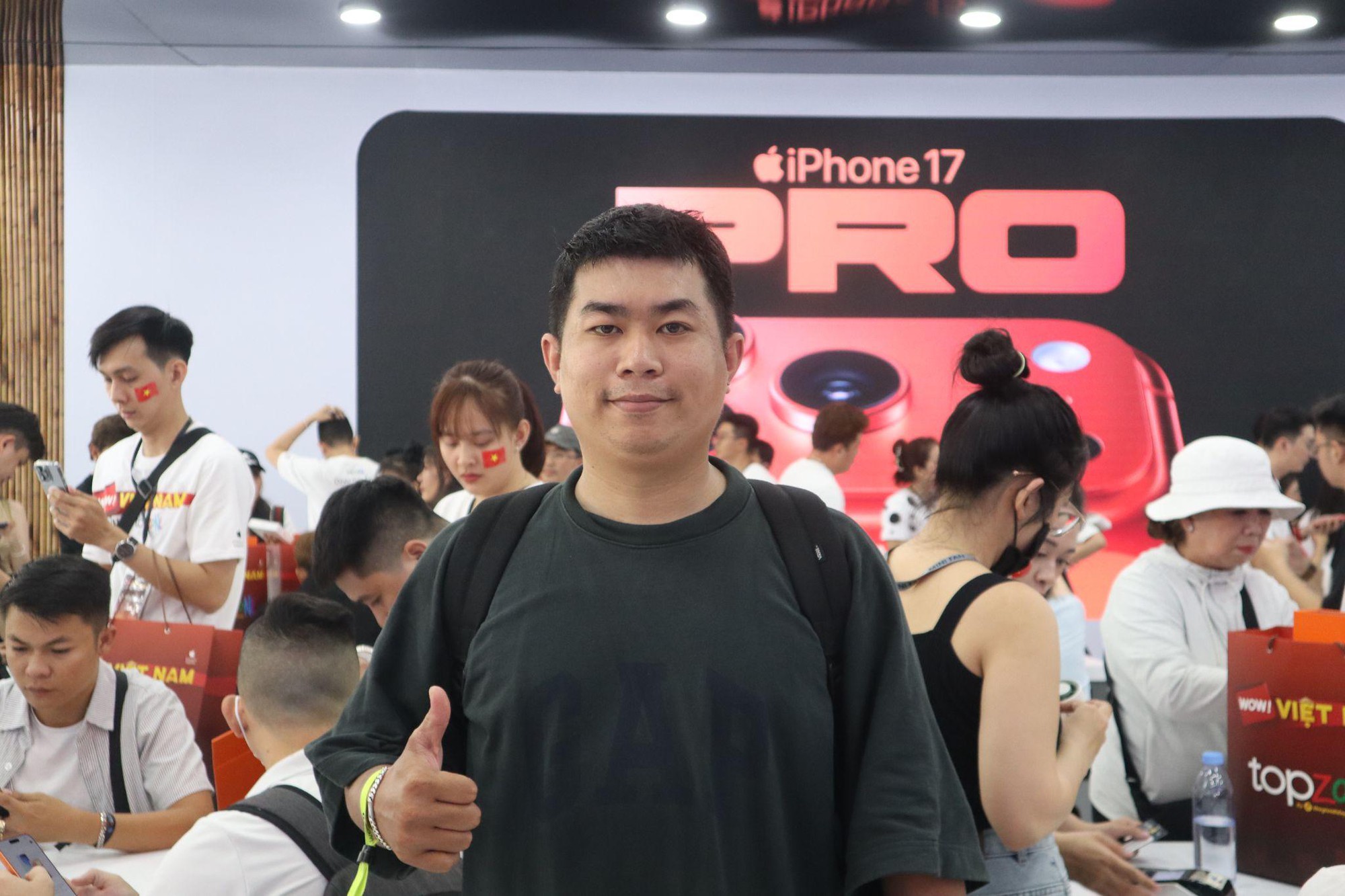 Sự kiện giao iPhone mới lớn bậc nhất Việt Nam: Nụ cười của những chủ nhân đầu tiên- Ảnh 4. Sự kiện giao iPhone mới lớn bậc nhất Việt Nam: Nụ cười của những chủ nhân đầu tiên- Ảnh 4.