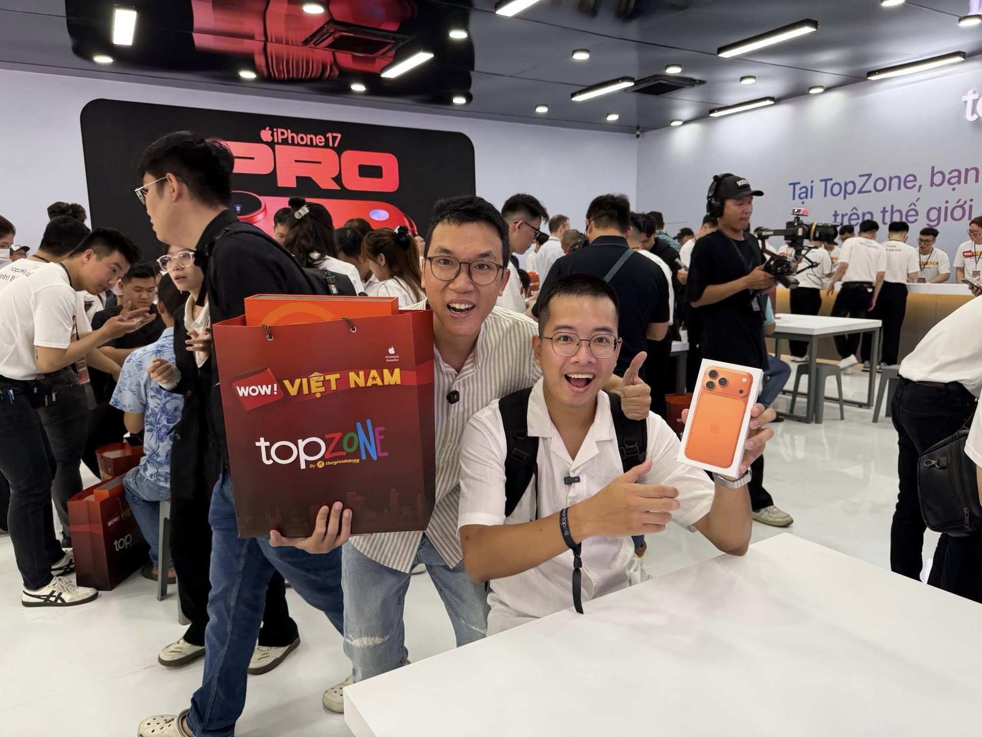 Sự kiện giao iPhone mới lớn bậc nhất Việt Nam: Nụ cười của những chủ nhân đầu tiên- Ảnh 5. Sự kiện giao iPhone mới lớn bậc nhất Việt Nam: Nụ cười của những chủ nhân đầu tiên- Ảnh 5.