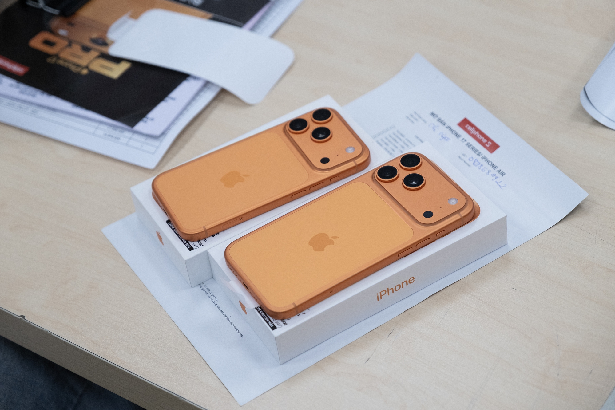 Khách hàng Việt được nhận iPhone 17 sớm hơn cả Mỹ, các đại lý sốt xình xịch, màu cam chiếm sóng!- Ảnh 2.