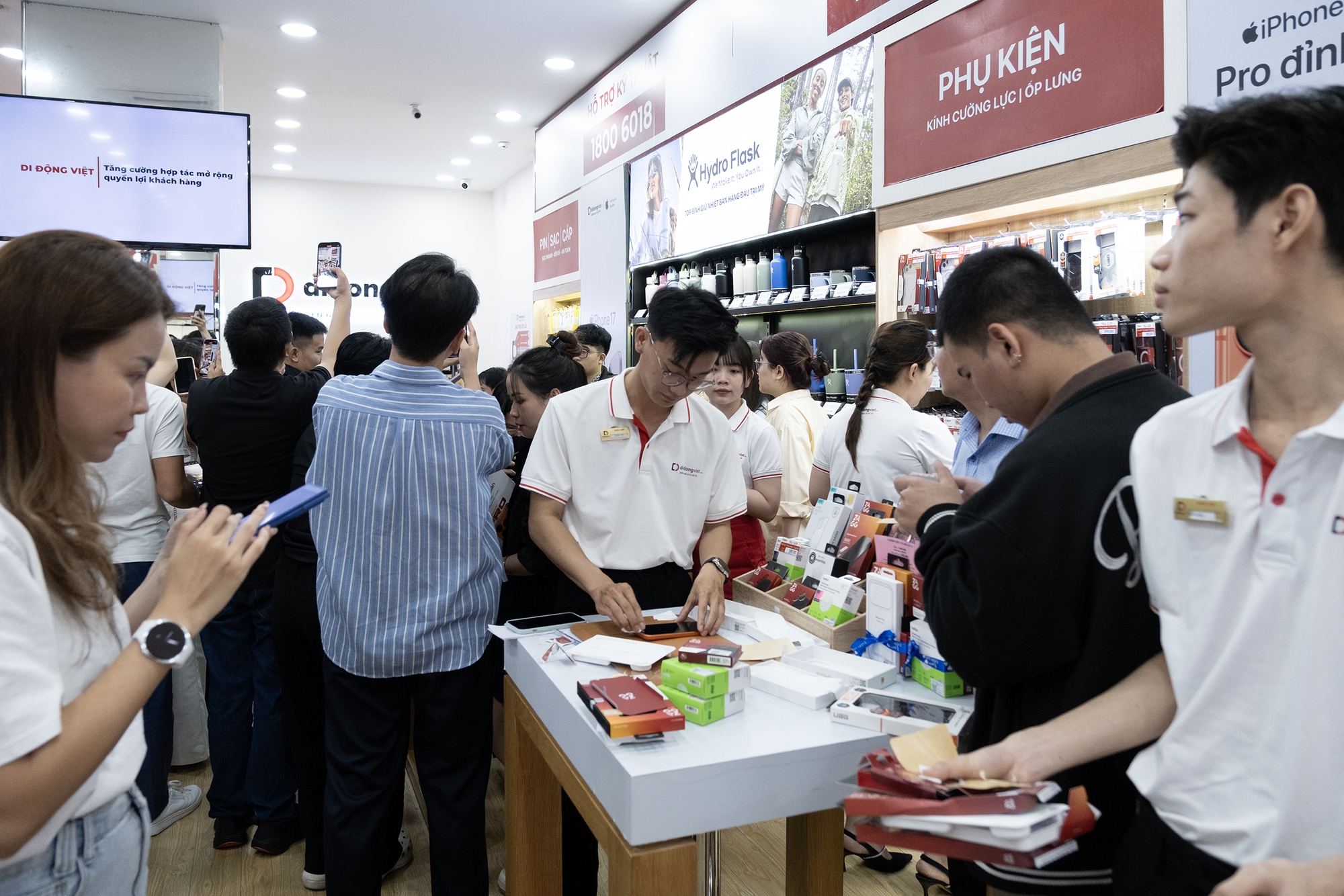 Khách hàng Việt được nhận iPhone 17 sớm hơn cả Mỹ, các đại lý sốt xình xịch, màu cam chiếm sóng!- Ảnh 3.