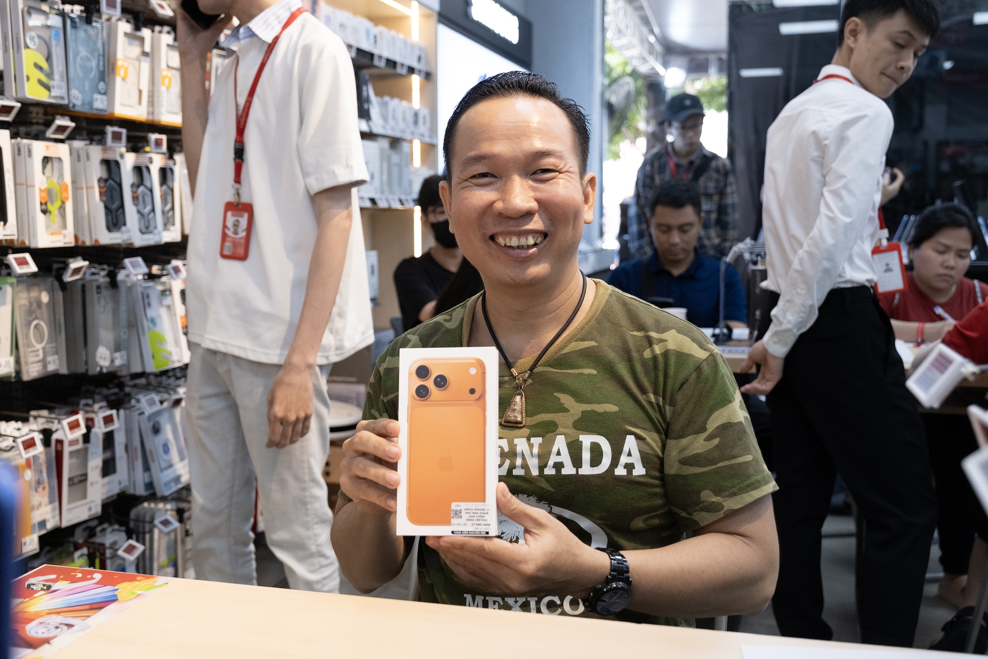 Khách hàng Việt được nhận iPhone 17 sớm hơn cả Mỹ, các đại lý sốt xình xịch, màu cam chiếm sóng!- Ảnh 4.
