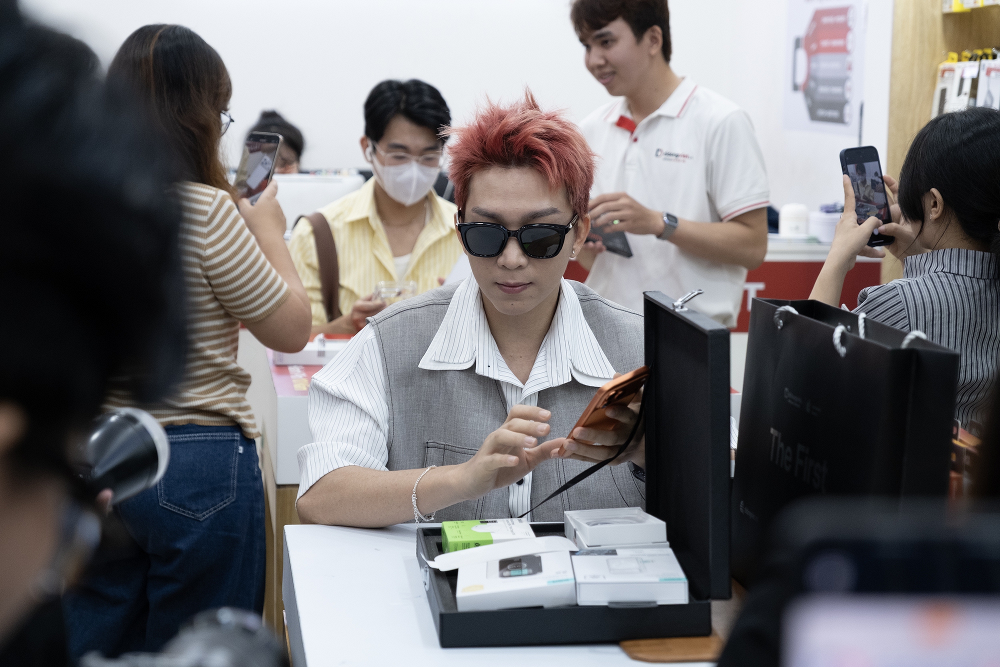 Khách hàng Việt được nhận iPhone 17 sớm hơn cả Mỹ, các đại lý sốt xình xịch, màu cam chiếm sóng!- Ảnh 6.