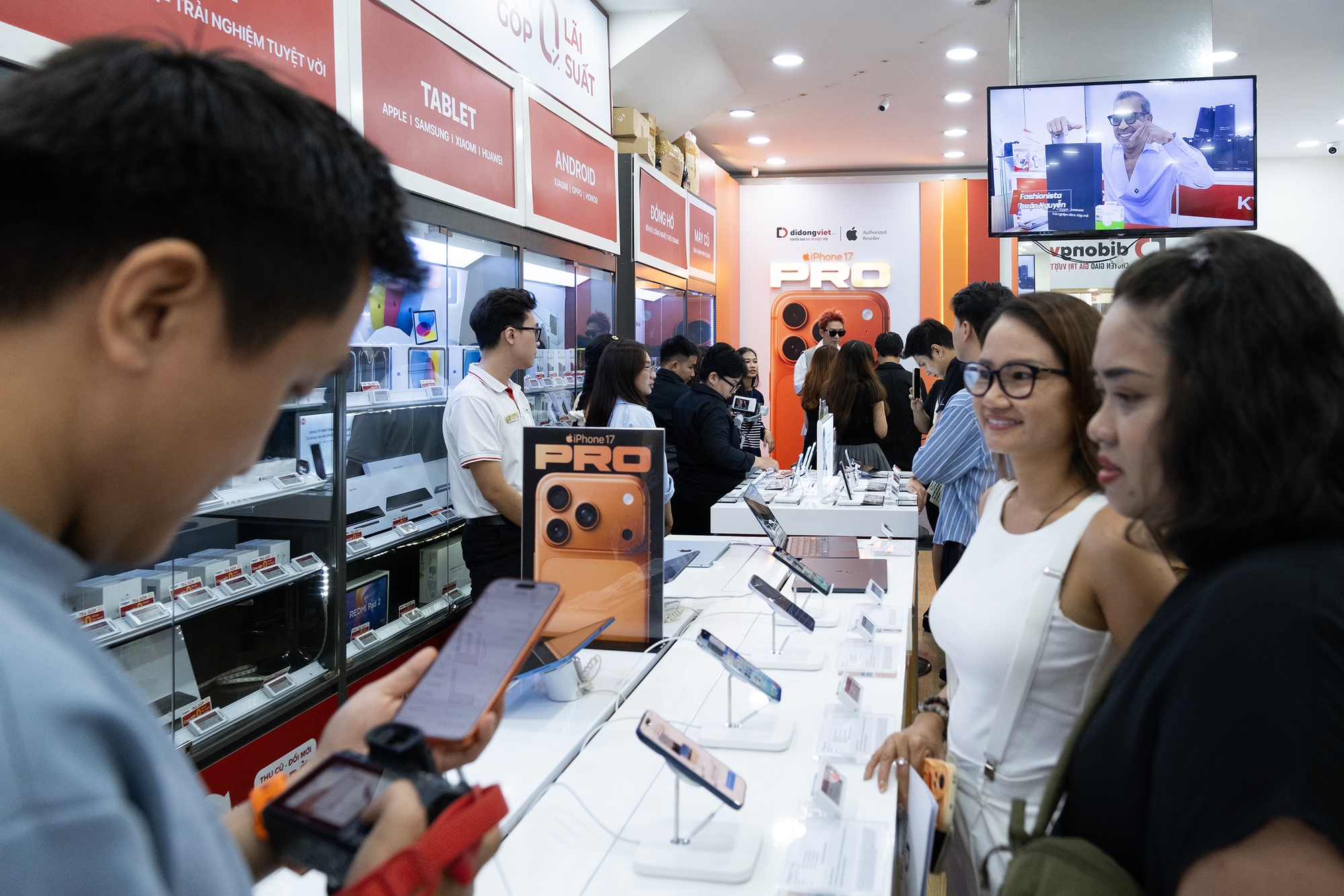 Khách hàng Việt được nhận iPhone 17 sớm hơn cả Mỹ, các đại lý sốt xình xịch, màu cam chiếm sóng!- Ảnh 7.