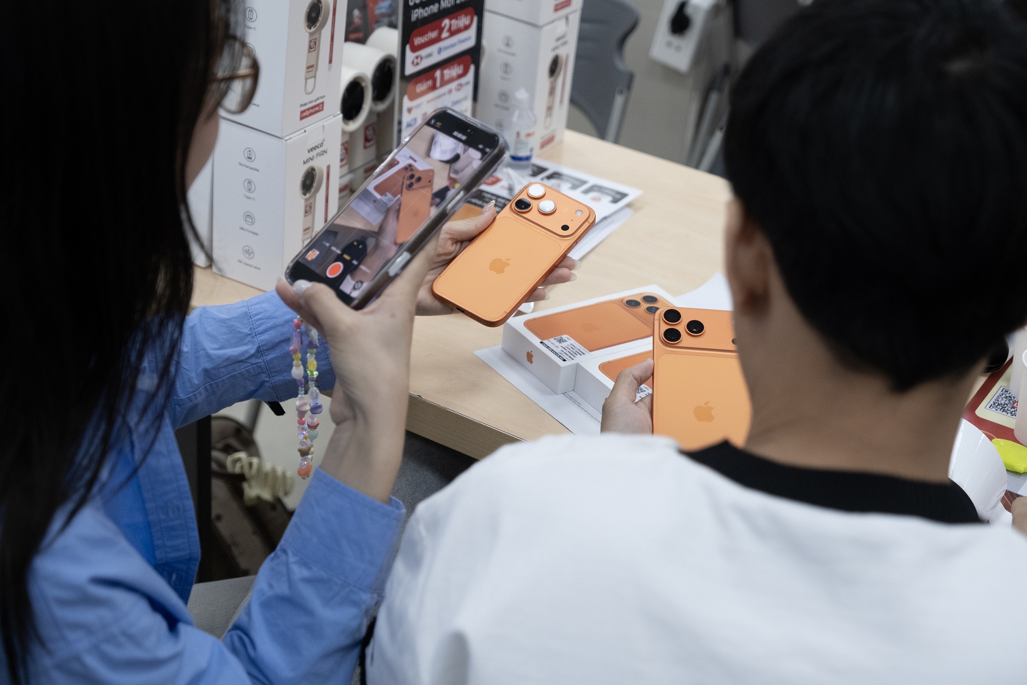 Khách hàng Việt được nhận iPhone 17 sớm hơn cả Mỹ, các đại lý sốt xình xịch, màu cam chiếm sóng!- Ảnh 8.