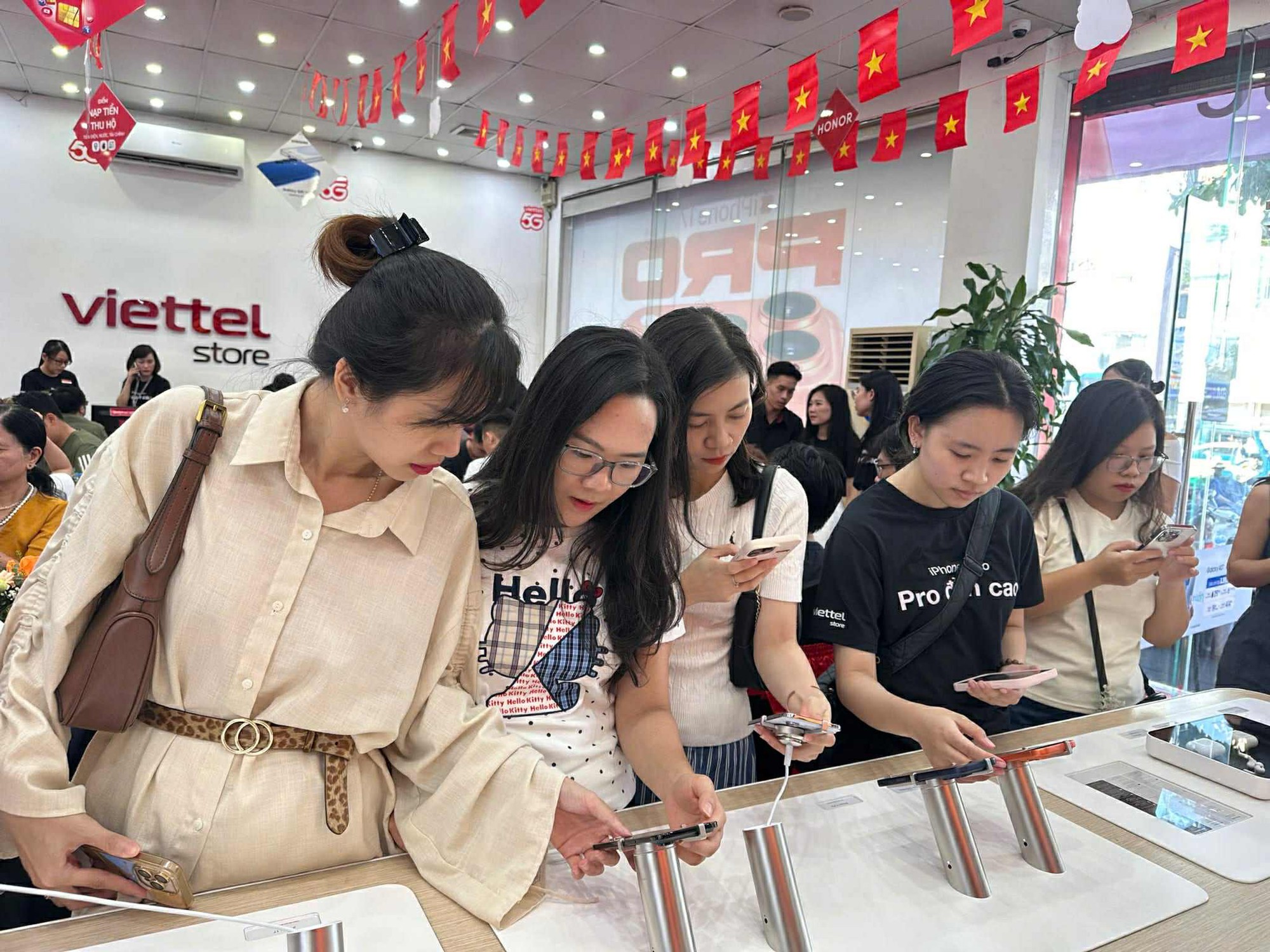 Khách hàng Việt được nhận iPhone 17 sớm hơn cả Mỹ, các đại lý sốt xình xịch, màu cam chiếm sóng!- Ảnh 10.