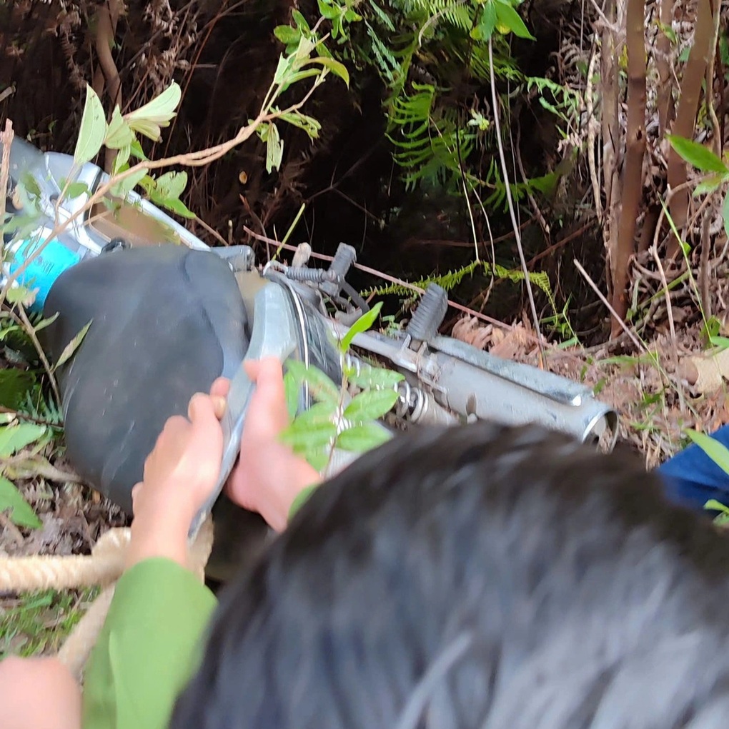 Du khách lăn nhiều vòng xuống vực 25m ở Lào Cai và phút giải cứu căng thẳng - 2