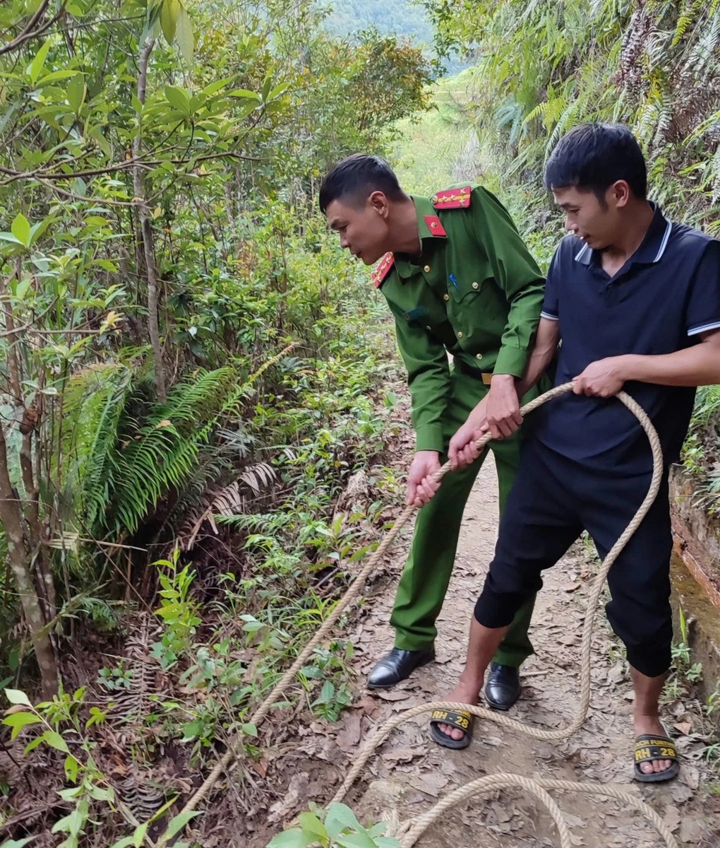 Du khách lăn nhiều vòng xuống vực 25m ở Lào Cai và phút giải cứu căng thẳng - 3