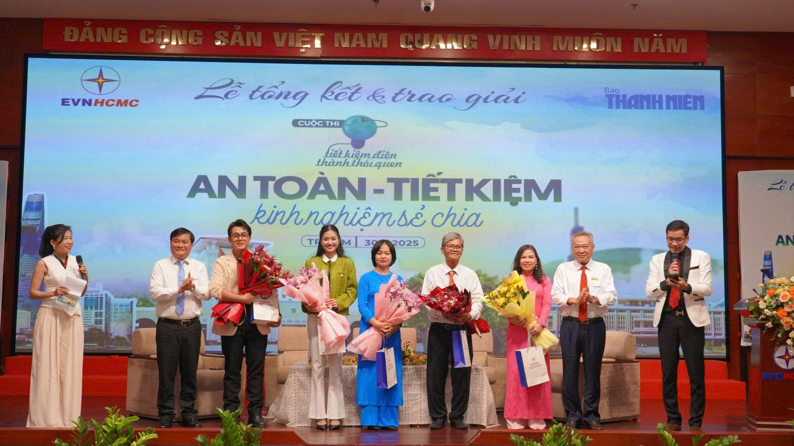 Điện lực TP HCM trao thưởng cuộc thi “Tiết kiệm điện thành thói quen”- Ảnh 4.